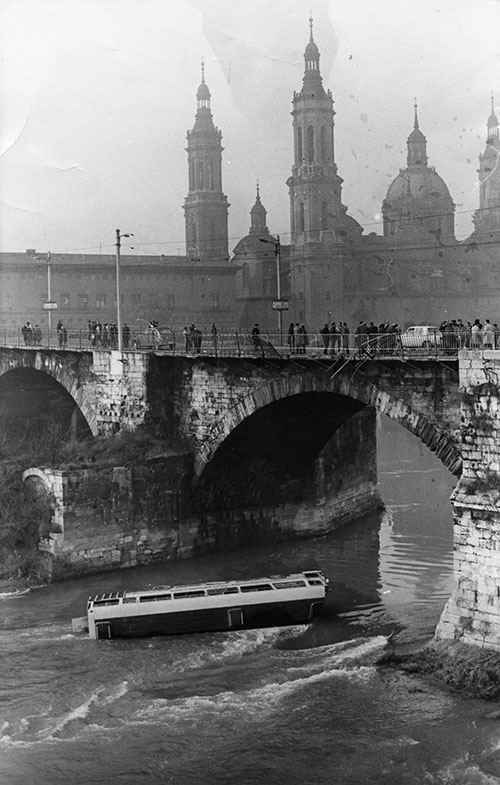Zaragoza, diciembre, 1971: un autobús cae al río Ebro